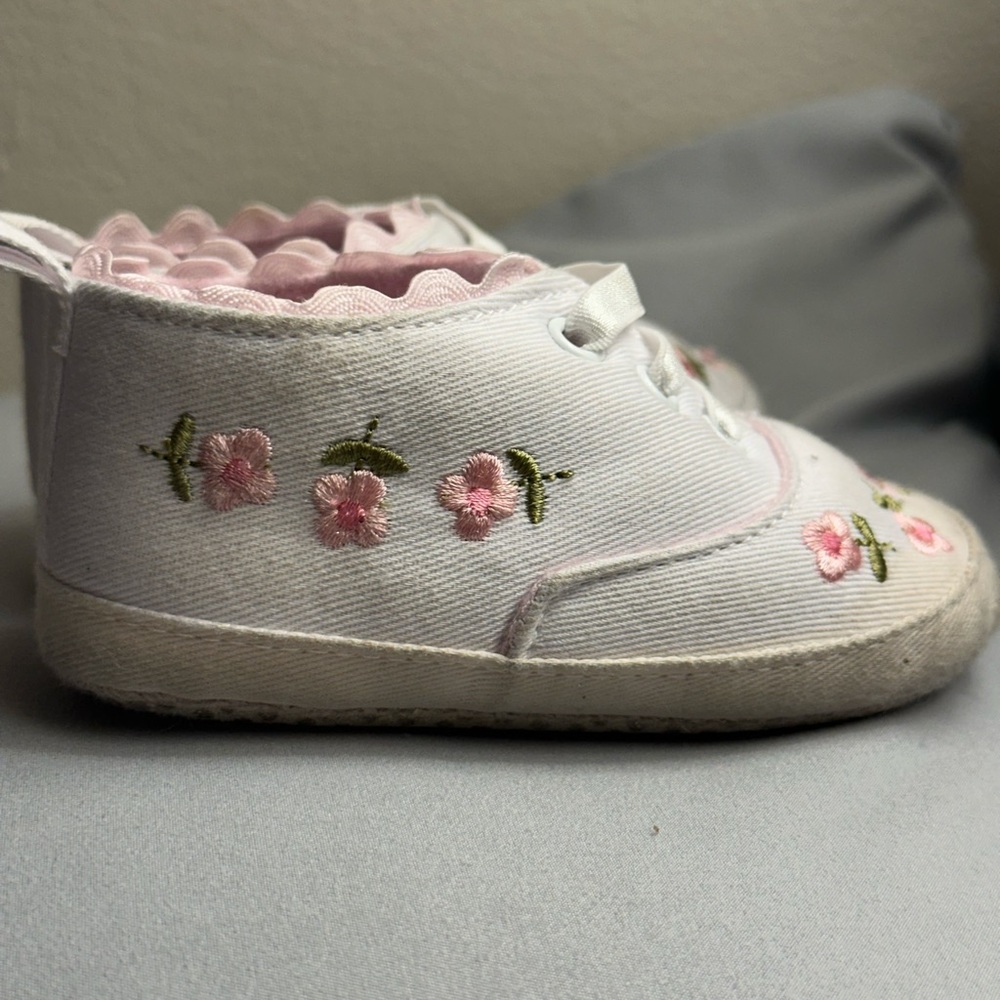 🌺 BUNDLE OF 4 ITEMS FOR $20 🍒
Baby Walker Shoes with Floral Design - Picture 4 of 11